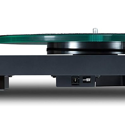 Toca-discos preto com prato verde e braços de leitura sobre fundo branco