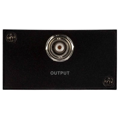 Conector de saída BNC em placa preta retangular com parafusos e texto OUTPUT