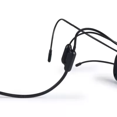 Microfone headset preto com suporte auricular e microfone com espuma em fundo branco