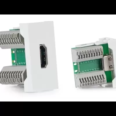 dois módulos eletrónicos brancos com conectores e interfaces HDMI e USB