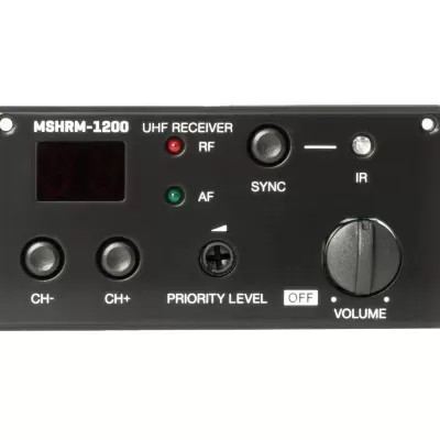 painel frontal de recetor UHF preto com botões e indicadores LED