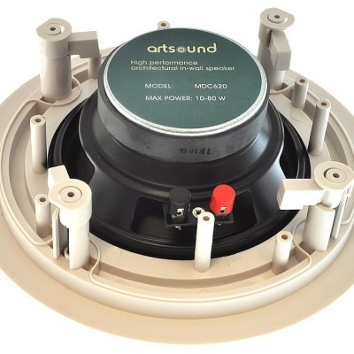 Coluna de som embutida com estrutura plástica bege e cone metálico preto com etiqueta verde