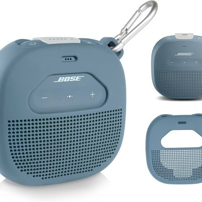 Coluna portátil Bluetooth BOSE azul com mosquetão e botões de controlo