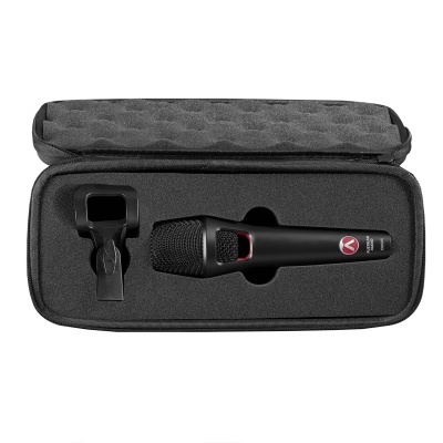 Microfone preto com estojo rígido preto aberto, interior acolchoado e acessório