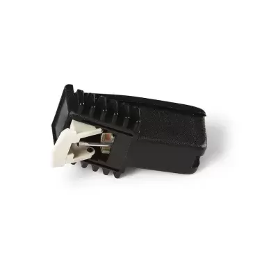 Conector elétrico preto com pinos metálicos
