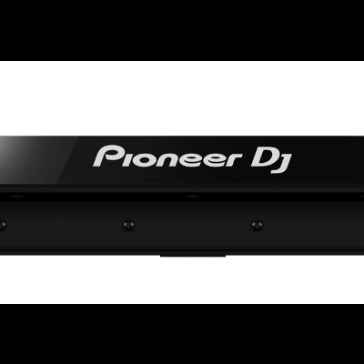 Mixer DJ preto Pioneer DJ com conexões e botões na parte traseira