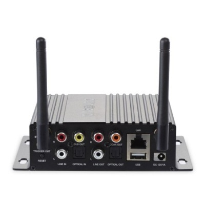 Receptor multimédia preto com duas antenas e várias conexões de áudio e rede