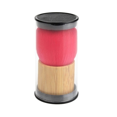 Pincel de maquiagem com cerdas cor-de-rosa e cabo de madeira clara dentro de suporte transparente com tampas pretas