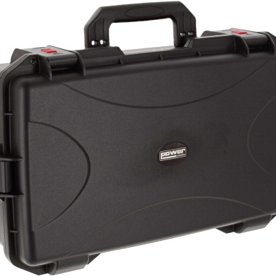 Mala rígida preta com pega e fecho de pressão vermelho