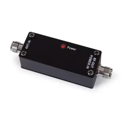 Dispositivo eletrónico preto com conectores metálicos e luz vermelha de power