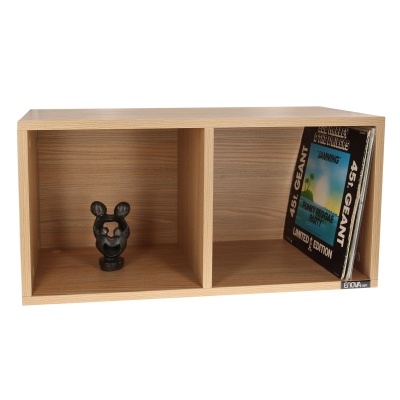 Estante de madeira clara com figura preta e livro inclinado na divisória direita