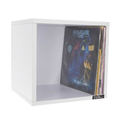 Estante branca em cubo com discos de vinil e capa preta visível com texto EM MAJOR élove