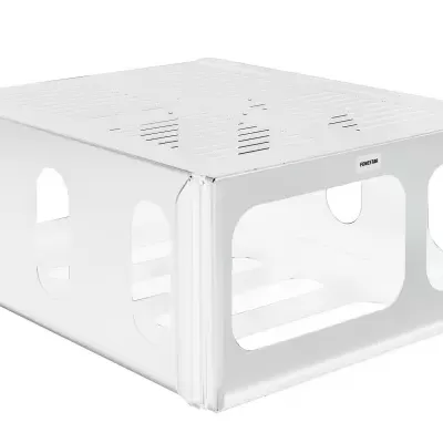 Organizador de plástico branco retangular com aberturas laterais e superfície perfurada