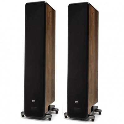 Par de colunas torre com revestimento em madeira castanha e frente preta com a marca Polk