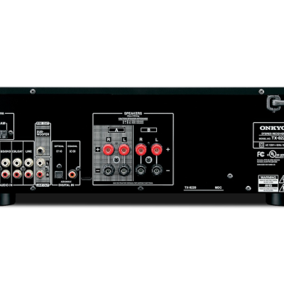 Painel traseiro de amplificador de som preto com múltiplas entradas e saídas