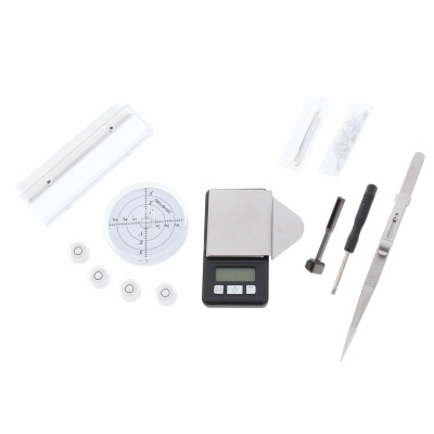 Kit de ferramentas para relojoaria com vários instrumentos e pequeno equipamento em superfícies brancas