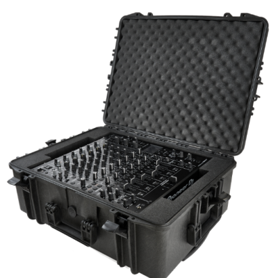 Equipamento de mistura de áudio preto dentro de caixa de transporte preta com interior almofadado.