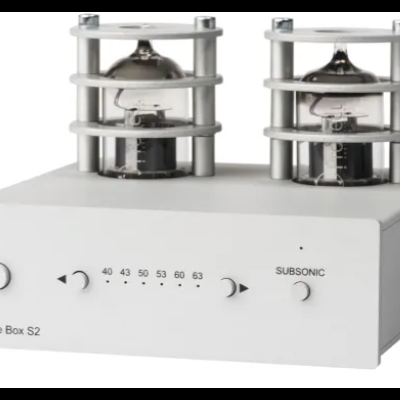 Amplificador com tubos de vácuo e caixa branca com botões de controlo