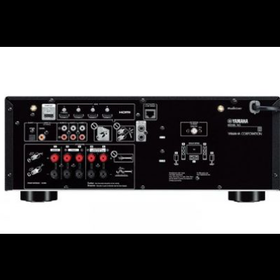 Amplificador Yamaha com múltiplas conexões traseiras em fundo branco