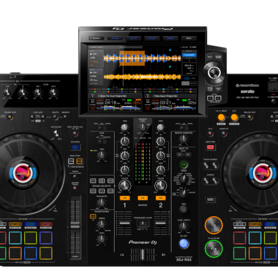 Equipamento DJ Pioneer DJ com ecrã e controladores coloridos.