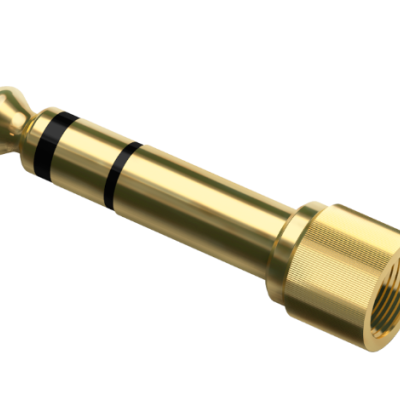 Adaptador de áudio dourado com dois anéis pretos e ponta redonda