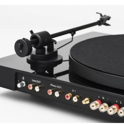 Gira-discos preto com braços, prato com feltro e múltiplas conexões RCA