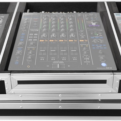 Mesa de mistura DJ montada em mala de transporte preta com estrutura de alumínio.