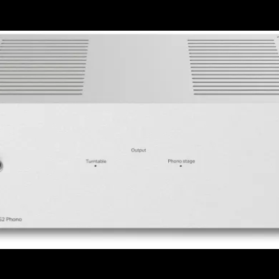 Amplificador branco Power Box RS2 Phono com botão e ventilações superiores.