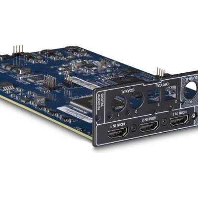 Placa eletrónica azul com conectores HDMI e painel preto com botões