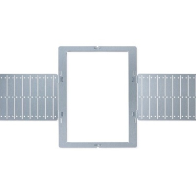 Moldura metálica extensível cinza claro com várias aberturas retangulares em fundo branco