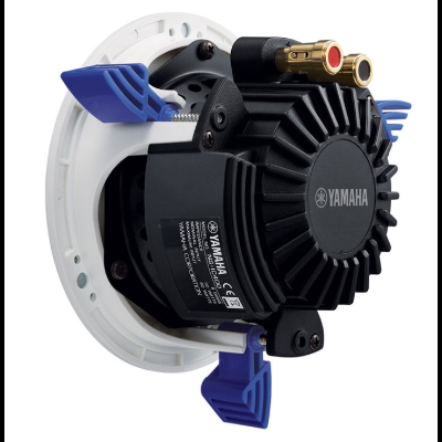 Coluna embutida Yamaha com marcas e conexões visíveis