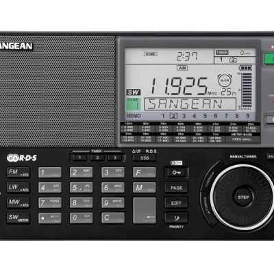 Rádio portátil Sangean preto com ecrã digital e botões