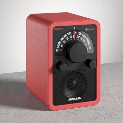 Rádio portátil vermelho com mostrador e grelha preta