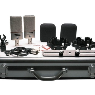 Conjunto de microfones com acessórios sobre mala rígida cinzenta