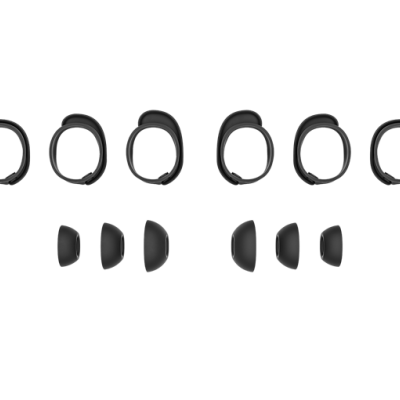 Acessórios pretos para auriculares em fundo branco