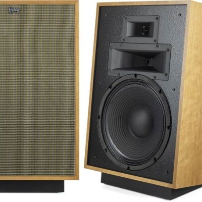 Colunas acústicas vintage em madeira clara com acabamento preto, uma com grelha e outra com altifalantes visíveis