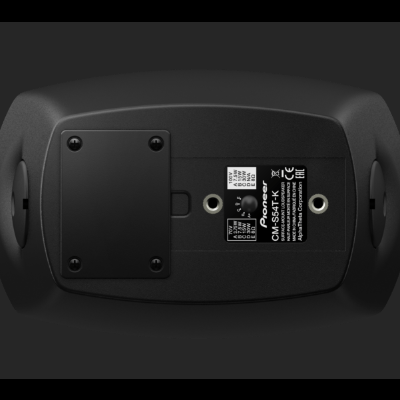 dispositivo eletrónico preto com etiqueta técnica na parte traseira