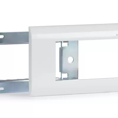 Suporte de montagem metálico com moldura branca para instalação elétrica