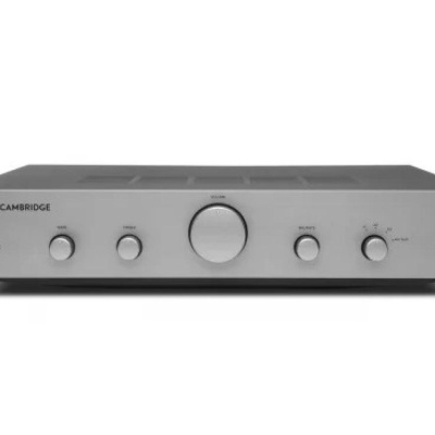 Amplificador estéreo Cambridge AXA25 cinza com botões frontais e entrada para headphone