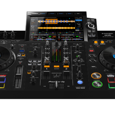 Controlador DJ preto com ecrã central e pratos giratórios coloridos