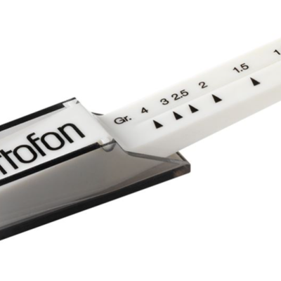 Régua branca de plástico com escala numérica e marcações pretas e texto ortofon