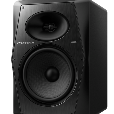 Coluna de som preta com altifalantes e marca Pioneer DJ