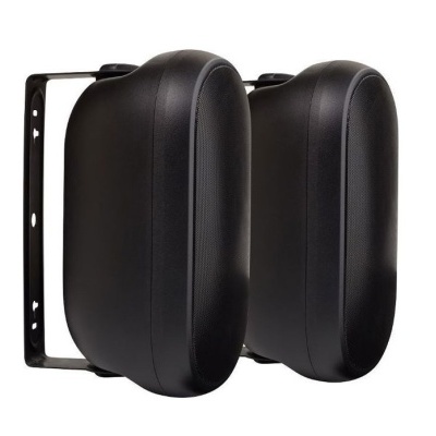 Colunas de som pretas montadas em suporte