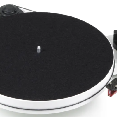 Prato giratório de vinil com base branca e superfície preta