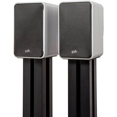 Par de colunas de som brancas com grelha preta montadas em suportes pretos