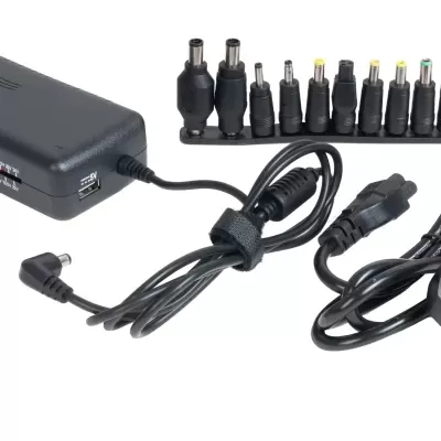 Carregador universal preto com vários adaptadores e cabo em fundo branco