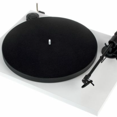 Gira-discos com base branca e prato negro