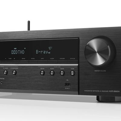 Aparelho de som Denon preto com ecrã digital e botões