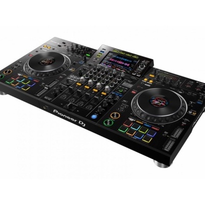 Controladora DJ preta com ecrã colorido e botões coloridos