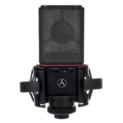 Microfone condensador preto com grelha metálica e suporte anti-vibração